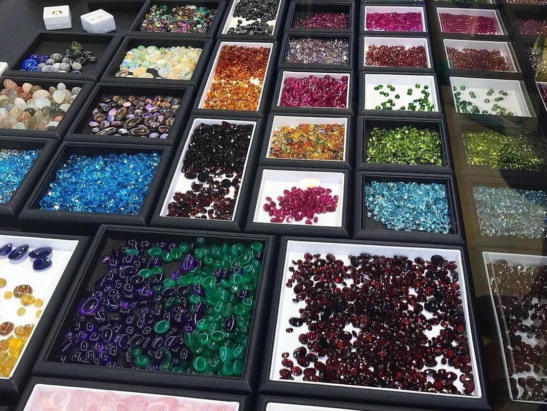 Лотки с разноцветными драгоценными камнями